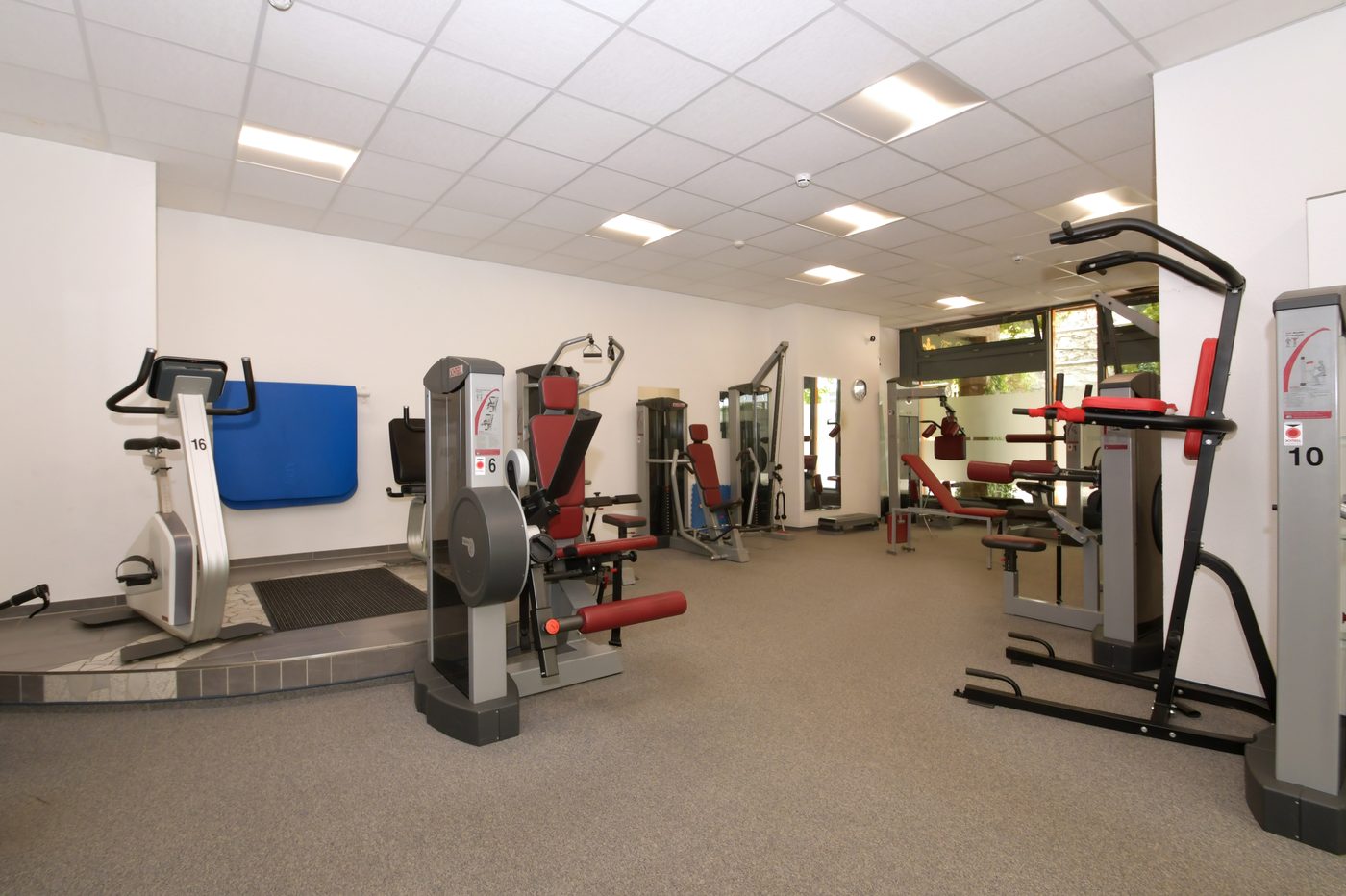 Geräteraum mit Ergometer und Kraftgeräten